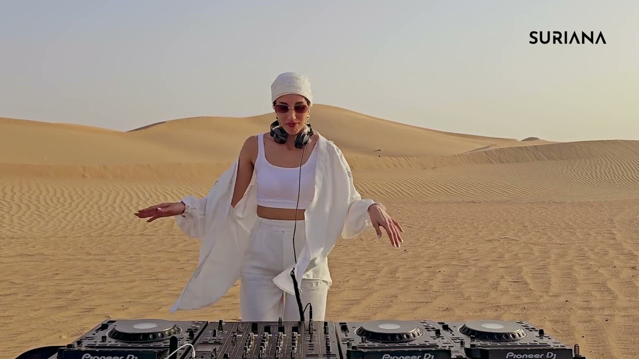 Suriana tocando en el desierto de Dubai